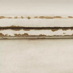 Mesa auxiliar Realyn White/Brown - Signature Design by Ashley: estilo rústico, tomas de corriente, puertos USB