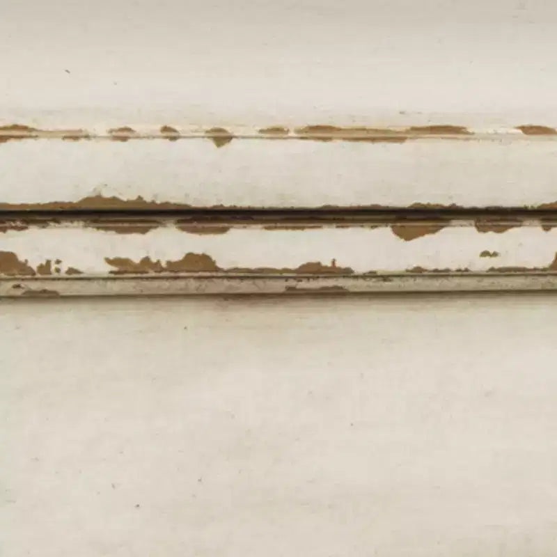 Mesa auxiliar Realyn White/Brown - Signature Design by Ashley: estilo rústico, tomas de corriente, puertos USB