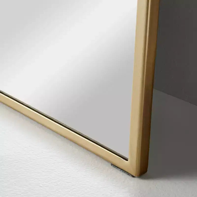 Espejo de pie arqueado rectangular de metal de 48,26 cm x 162,56 cm en latón - Hearth & Hand™ con Magnolia
