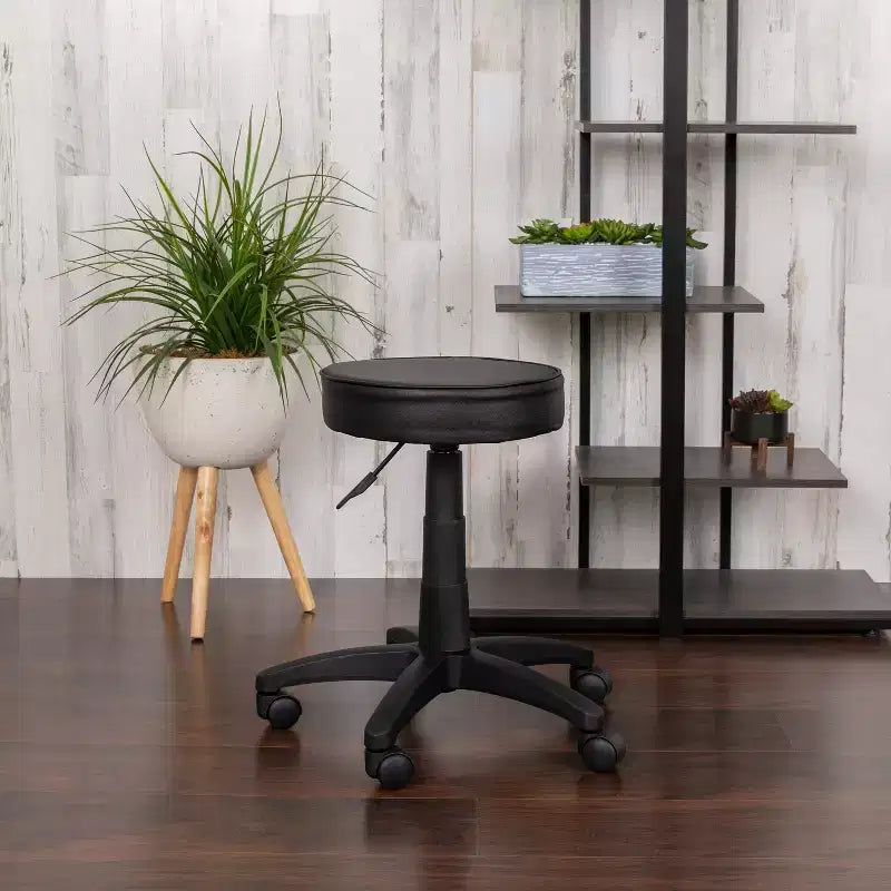 Taburete de doctor ajustable negro Flash Furniture con ruedas y asiento ergonómico moldeado