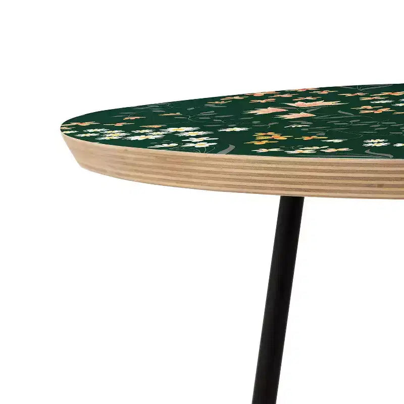 Mesa auxiliar redonda con temática Flores del Prado de Emanuela Carratoni - Deny Designs