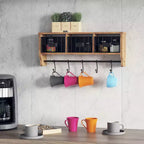 Estante de pared rústico estilo campestre Emma and Oliver con 5 ganchos deslizantes ajustables y tres cestas de almacenamiento de alambre