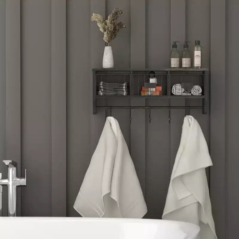 Merrick Lane Estante de almacenamiento de madera de pino macizo de 24 pulgadas para montaje en pared con estante superior, 5 ganchos y cestas de alambre para sala de estar, cocina o recibidor