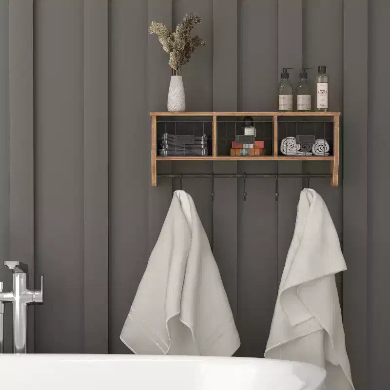 Merrick Lane Estante de almacenamiento de madera de pino macizo de 24 pulgadas para montaje en pared con estante superior, 5 ganchos y cestas de alambre para sala de estar, cocina o recibidor