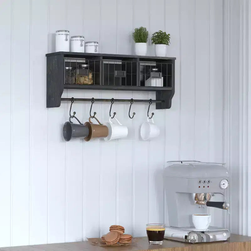 Merrick Lane Estante de almacenamiento de madera de pino macizo de 24 pulgadas para montaje en pared con estante superior, 5 ganchos y cestas de alambre para sala de estar, cocina o recibidor