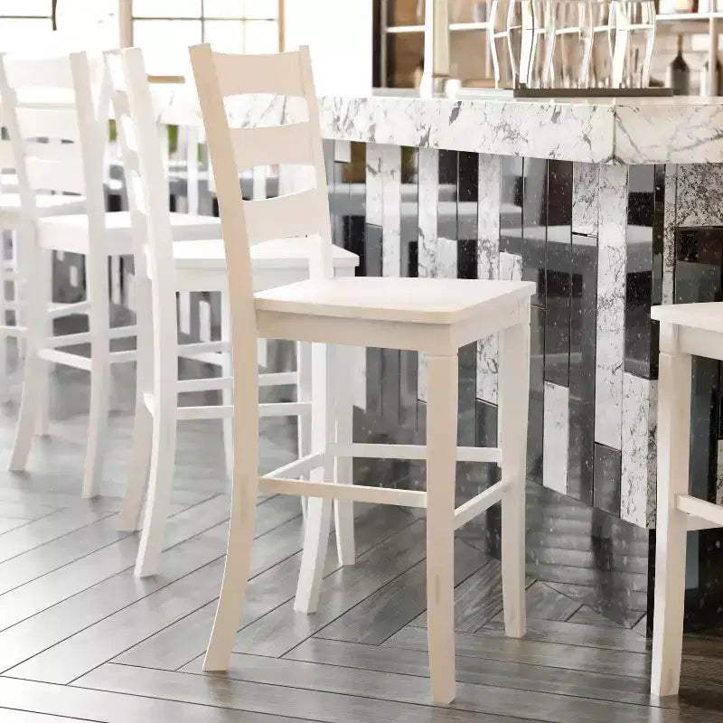 Flash Furniture Liesel - Juego de 2 taburetes de bar comerciales de madera maciza, estilo clásico, con respaldo de escalera, altura de bar