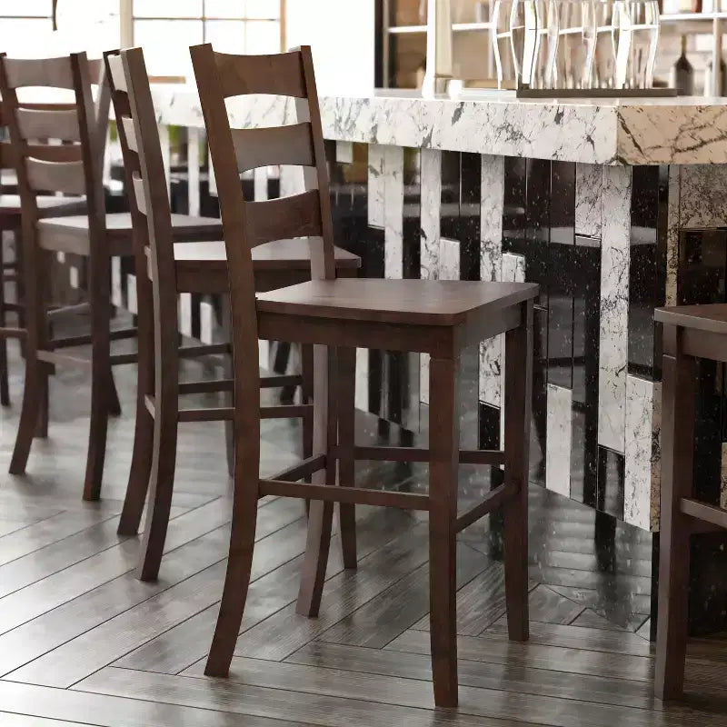 Flash Furniture Liesel - Juego de 2 taburetes de bar comerciales de madera maciza, estilo clásico, con respaldo de escalera, altura de bar