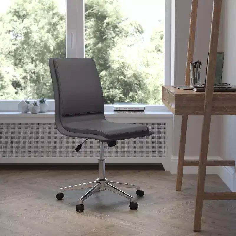 Silla de oficina moderna de piel sintética tapizada Emma y Oliver de respaldo medio con base de 5 radios y ajuste neumático de altura del asiento