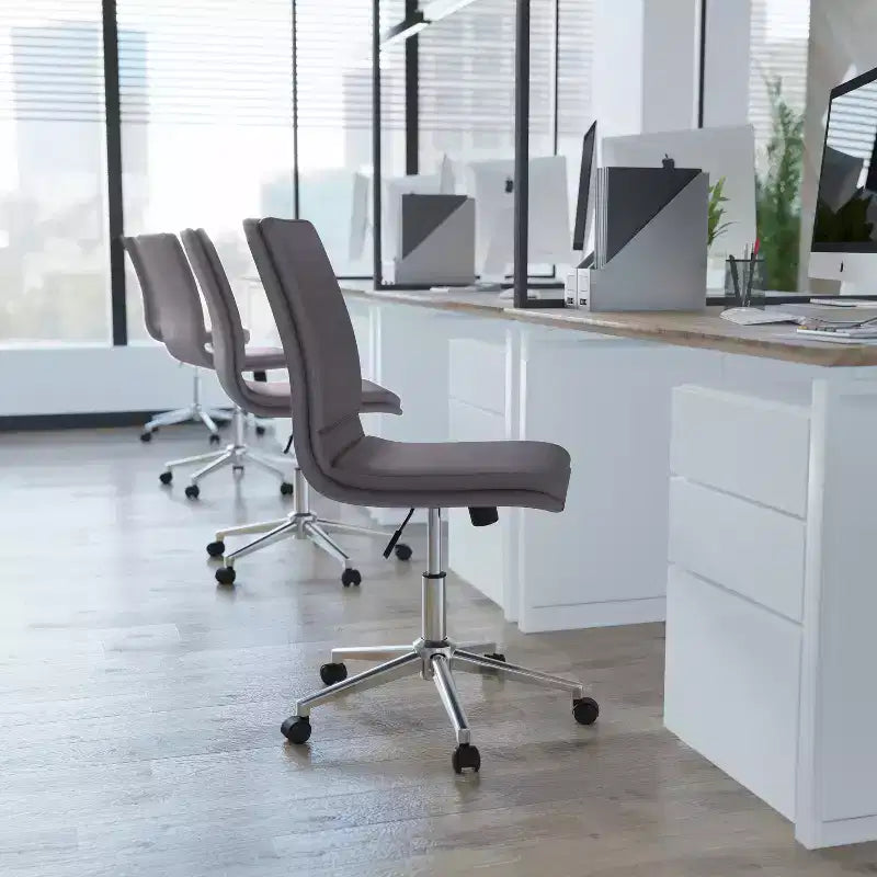 Silla de oficina moderna de piel sintética tapizada Emma y Oliver de respaldo medio con base de 5 radios y ajuste neumático de altura del asiento