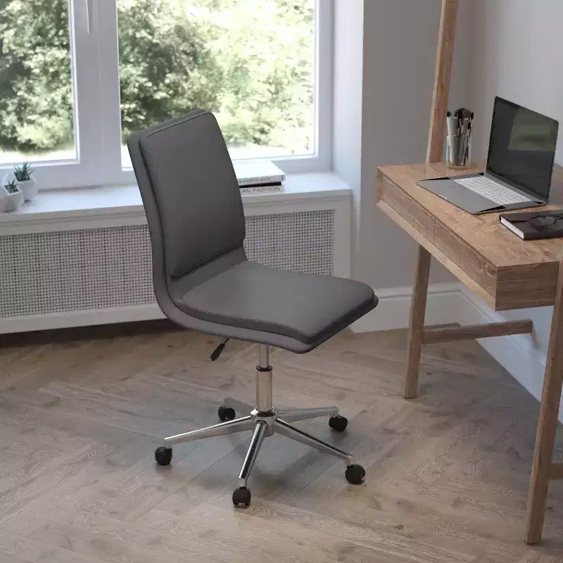 Silla de oficina moderna de piel sintética tapizada Emma y Oliver de respaldo medio con base de 5 radios y ajuste neumático de altura del asiento