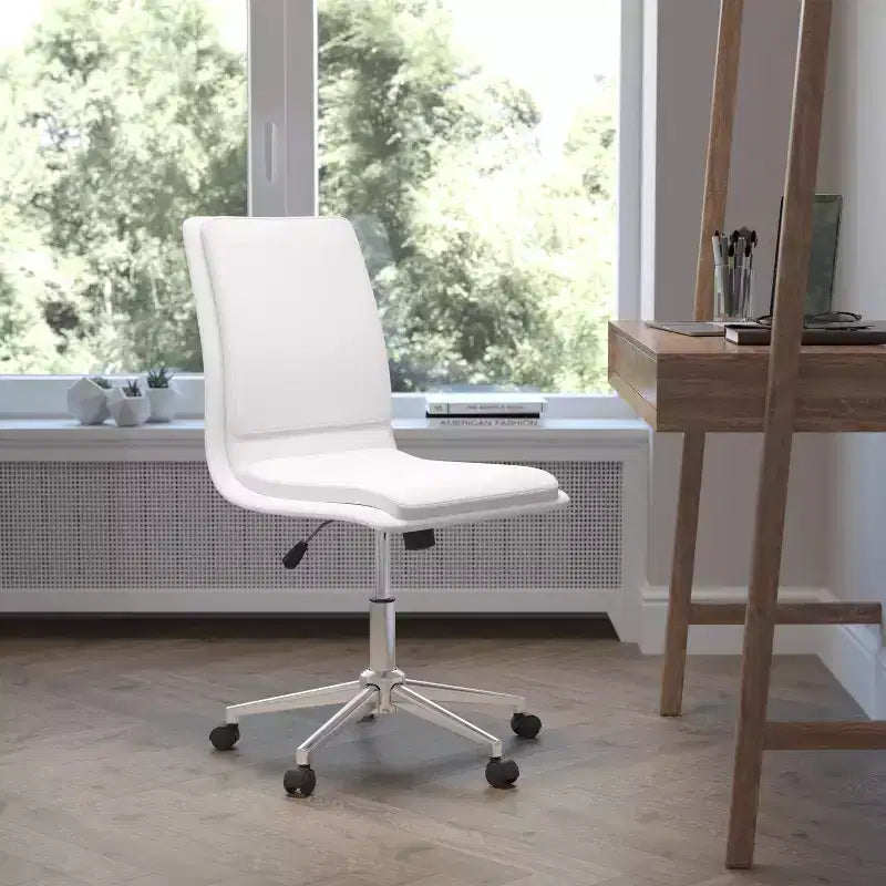Silla de oficina moderna de piel sintética tapizada Emma y Oliver de respaldo medio con base de 5 radios y ajuste neumático de altura del asiento