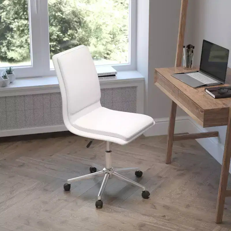 Silla de oficina moderna de piel sintética tapizada Emma y Oliver de respaldo medio con base de 5 radios y ajuste neumático de altura del asiento
