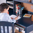 Escritorio y silla para niños Guidecraft Taiga con vitrina - Escritorio de computadora de madera para niños con cajones de almacenamiento y estantes | Mesa de estudio para niños para dormitorio