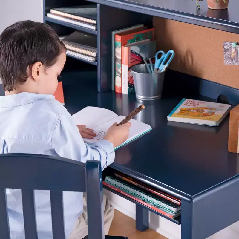 Escritorio y silla para niños Guidecraft Taiga con vitrina - Escritorio de computadora de madera para niños con cajones de almacenamiento y estantes | Mesa de estudio para niños para dormitorio