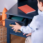 Escritorio y silla para niños Guidecraft Taiga con vitrina - Escritorio de computadora de madera para niños con cajones de almacenamiento y estantes | Mesa de estudio para niños para dormitorio
