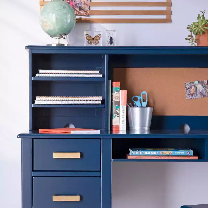 Escritorio y silla para niños Guidecraft Taiga con vitrina - Escritorio de computadora de madera para niños con cajones de almacenamiento y estantes | Mesa de estudio para niños para dormitorio