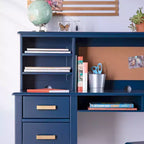 Escritorio y silla para niños Guidecraft Taiga con vitrina - Escritorio de computadora de madera para niños con cajones de almacenamiento y estantes | Mesa de estudio para niños para dormitorio