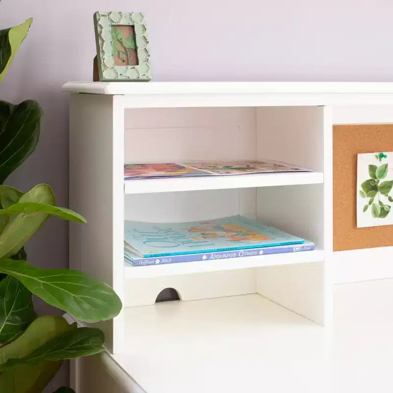 Escritorio y silla para niños Guidecraft Taiga con vitrina - Escritorio de computadora de madera para niños con cajones de almacenamiento y estantes | Mesa de estudio para niños para dormitorio