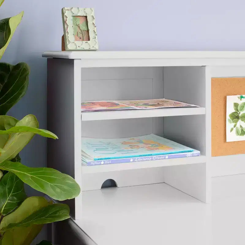 Escritorio y silla para niños Guidecraft Taiga con vitrina - Escritorio de computadora de madera para niños con cajones de almacenamiento y estantes | Mesa de estudio para niños para dormitorio