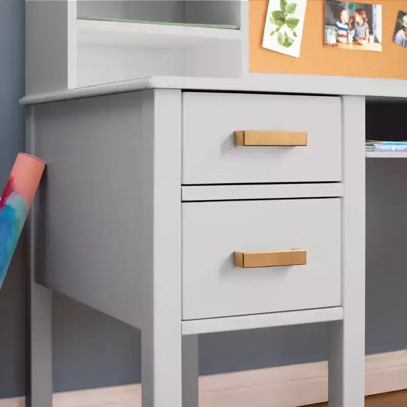 Escritorio y silla para niños Guidecraft Taiga con vitrina - Escritorio de computadora de madera para niños con cajones de almacenamiento y estantes | Mesa de estudio para niños para dormitorio