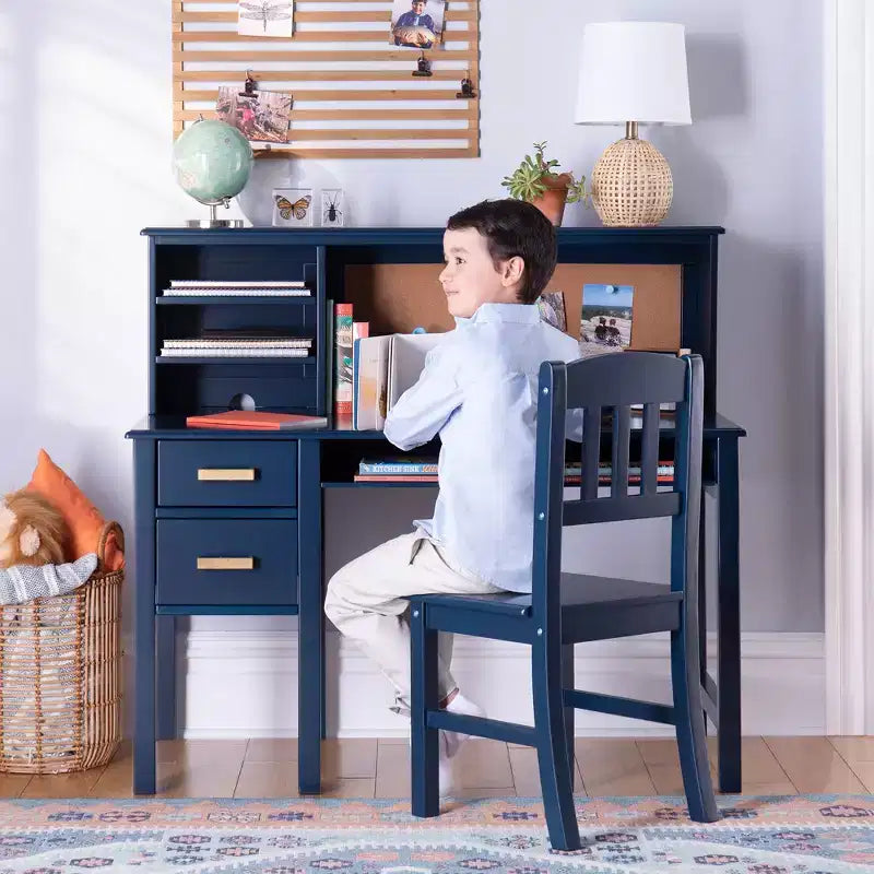 Escritorio y silla para niños Guidecraft Taiga con vitrina - Escritorio de computadora de madera para niños con cajones de almacenamiento y estantes | Mesa de estudio para niños para dormitorio