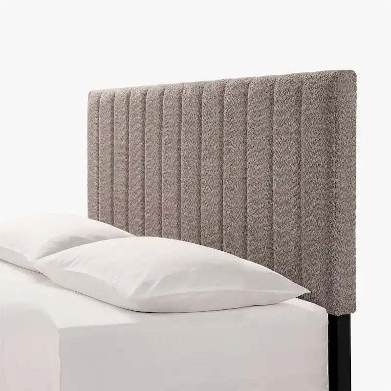 Cama con plataforma tapizada tamaño queen con cabecera capitoné