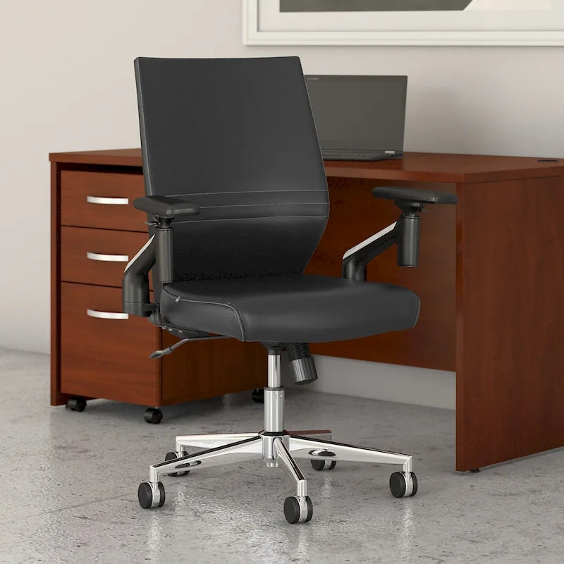 Sillón de oficina de piel sintética con respaldo medio, altura y reposabrazos ajustables