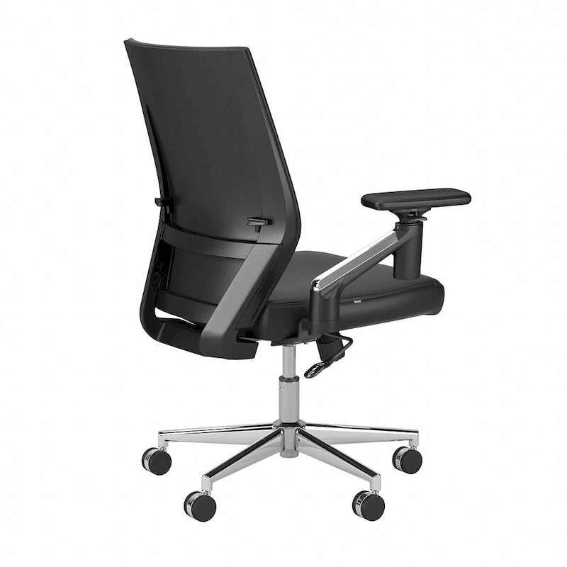Sillón de oficina de piel sintética con respaldo medio, altura y reposabrazos ajustables