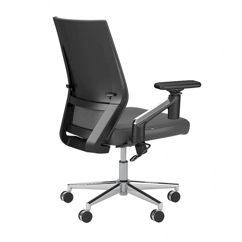Sillón de oficina de piel sintética con respaldo medio, altura y reposabrazos ajustables
