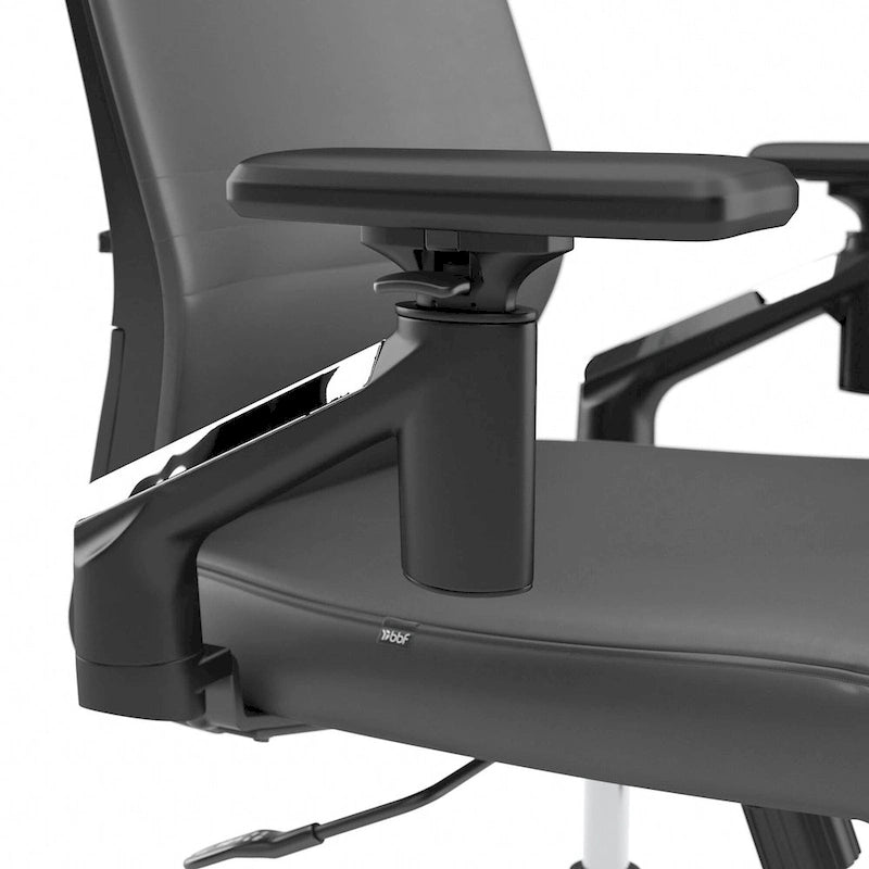 Sillón de oficina de piel sintética con respaldo medio, altura y reposabrazos ajustables