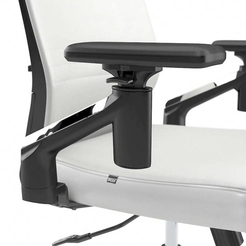 Sillón de oficina de piel sintética con respaldo medio, altura y reposabrazos ajustables